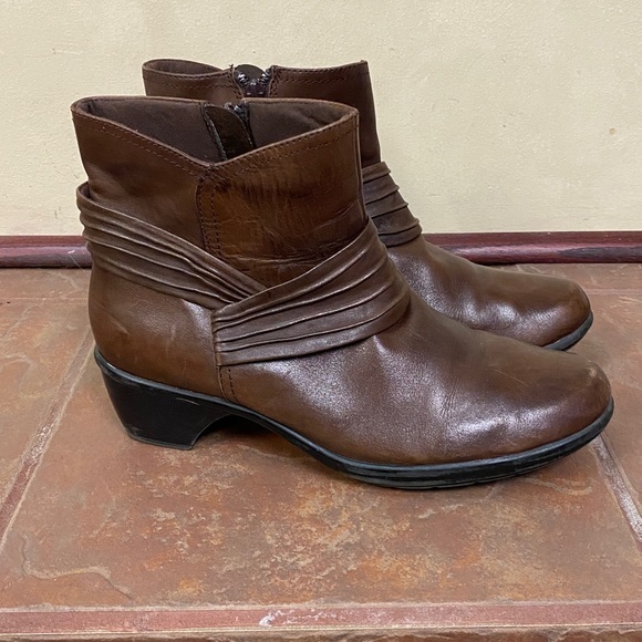 Clarks Shoes - Clarks Bendable’s Brown Leather Booties size 10